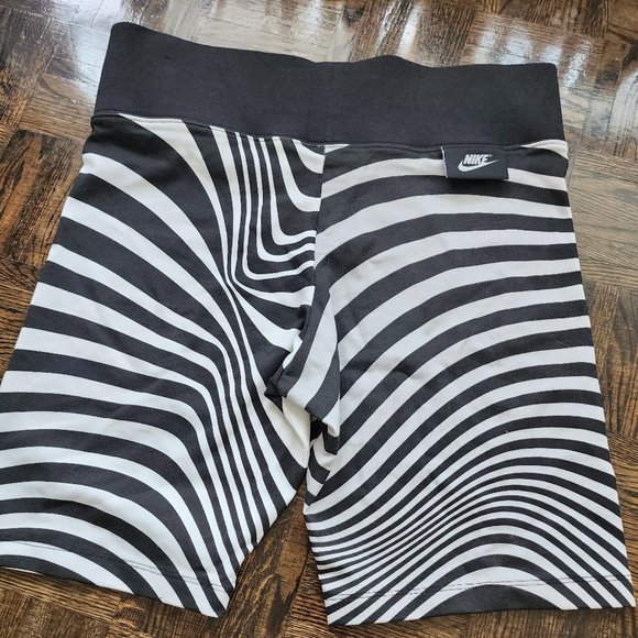 Nike Bike Shorts / workout shorts - size XL - Picture 2 of 5